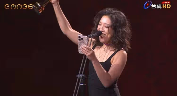 李竺芯奪「年度專輯獎」成為金曲大贏家 赤腳奔上上台嗨喊:很榮幸