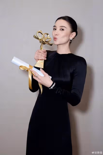 宋佳二封白玉蘭視後，自稱「1米73大美女」，大方又自信