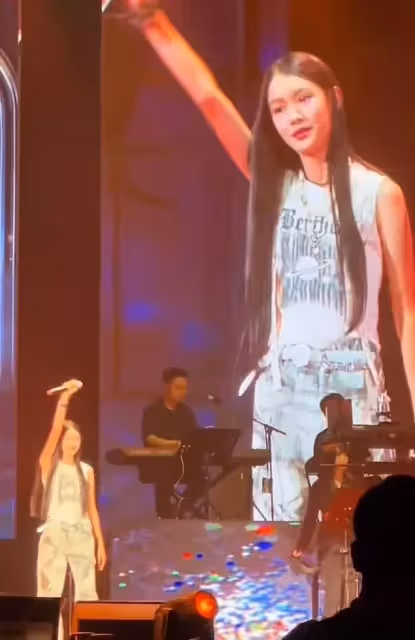 63歲羅嘉良攜女兒開演唱會,12歲Sela身高170cm,撞臉林允太漂亮