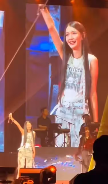 63歲羅嘉良攜女兒開演唱會,12歲Sela身高170cm,撞臉林允太漂亮