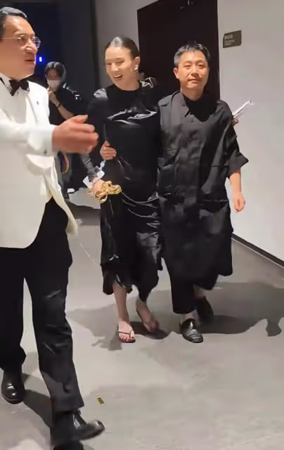 宋佳得獎獲小男友摟腰，男友穿袍子比她矮半個頭 倆人看著像兄弟