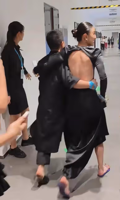 宋佳得獎獲小男友摟腰，男友穿袍子比她矮半個頭 倆人看著像兄弟