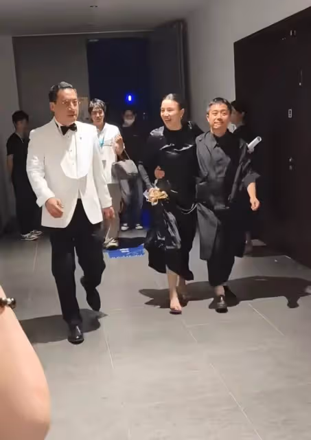 宋佳得獎獲小男友摟腰，男友穿袍子比她矮半個頭 倆人看著像兄弟