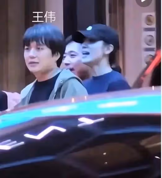 宋佳得獎獲小男友摟腰，男友穿袍子比她矮半個頭 倆人看著像兄弟