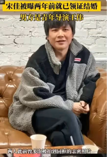 宋佳得獎獲小男友摟腰，男友穿袍子比她矮半個頭 倆人看著像兄弟
