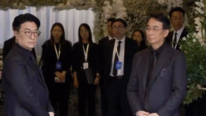 何柱國設靈!香港四大家族都派成員來悼念,伏明霞挽著梁錦松現身