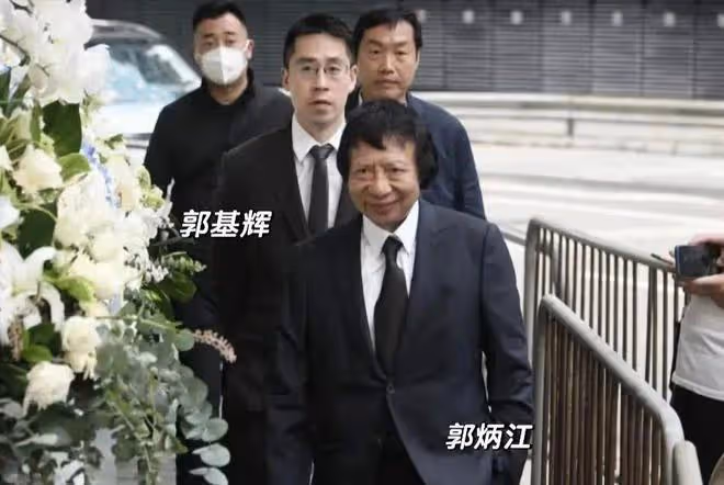 何柱國設靈!香港四大家族都派成員來悼念,伏明霞挽著梁錦松現身