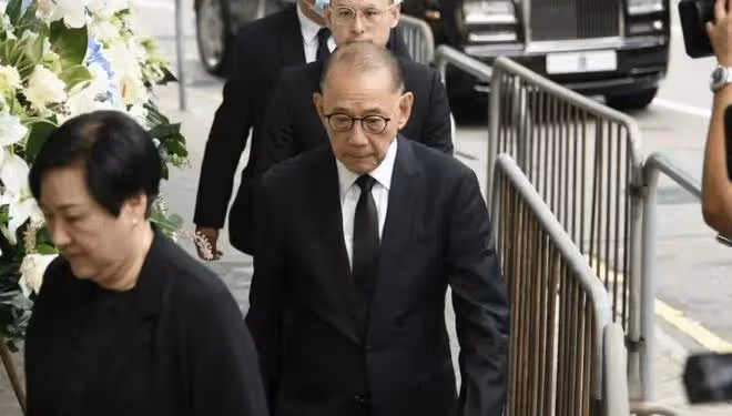 何柱國設靈!香港四大家族都派成員來悼念,伏明霞挽著梁錦松現身