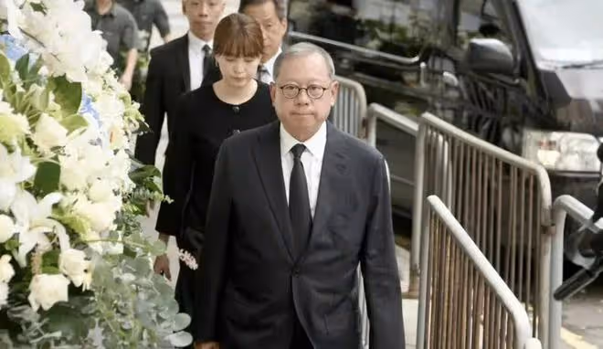 何柱國設靈!香港四大家族都派成員來悼念,伏明霞挽著梁錦松現身