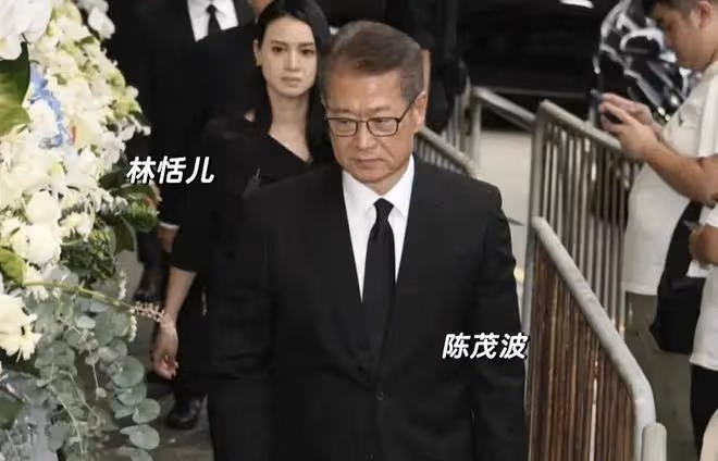 何柱國設靈!香港四大家族都派成員來悼念,伏明霞挽著梁錦松現身