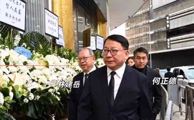 何柱國設靈!香港四大家族都派成員來悼念,伏明霞挽著梁錦松現身