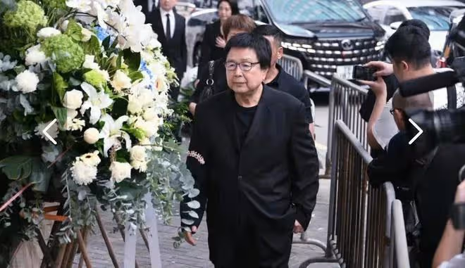何柱國設靈!香港四大家族都派成員來悼念,伏明霞挽著梁錦松現身