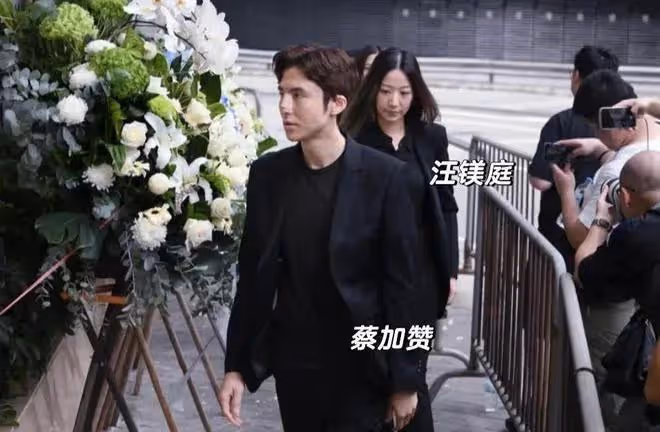 何柱國設靈!香港四大家族都派成員來悼念,伏明霞挽著梁錦松現身