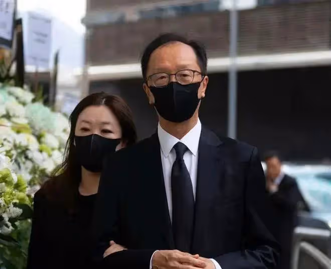 何柱國設靈!香港四大家族都派成員來悼念,伏明霞挽著梁錦松現身