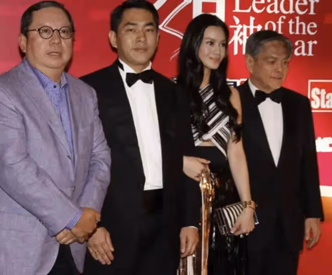 何柱國設靈!香港四大家族都派成員來悼念,伏明霞挽著梁錦松現身