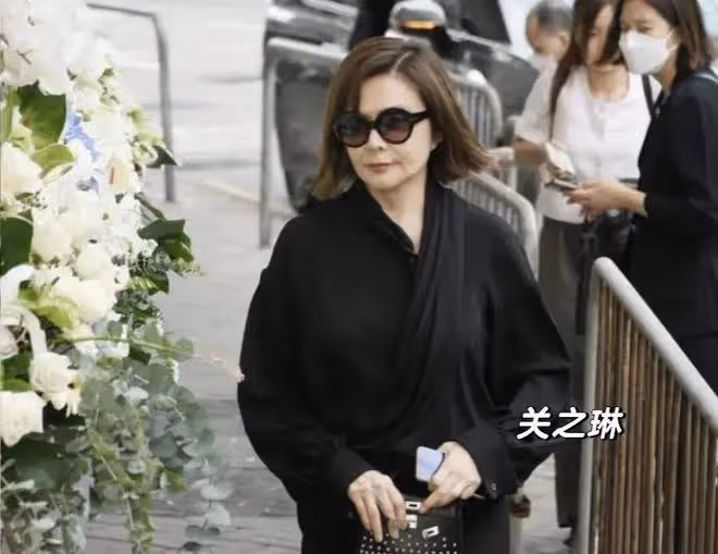 何柱國設靈!香港四大家族都派成員來悼念,伏明霞挽著梁錦松現身