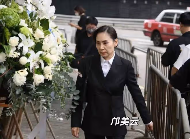 何柱國設靈!香港四大家族都派成員來悼念,伏明霞挽著梁錦松現身