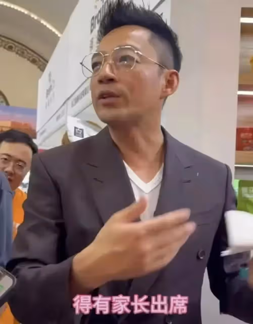 S媽給外孫女Lily宣傳畫展，而小玥兒的學期畢業典禮由馬筱梅參加