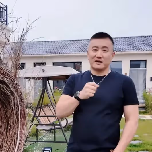 曾迷倒萬千少女!他退圈多年現身「竟老到不敢認」 「翻身成大老闆」44歲仍單身