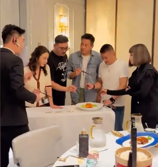 曾迷倒萬千少女！他退圈多年現身「竟老到不敢認」 「翻身成大老闆」44歲仍單身