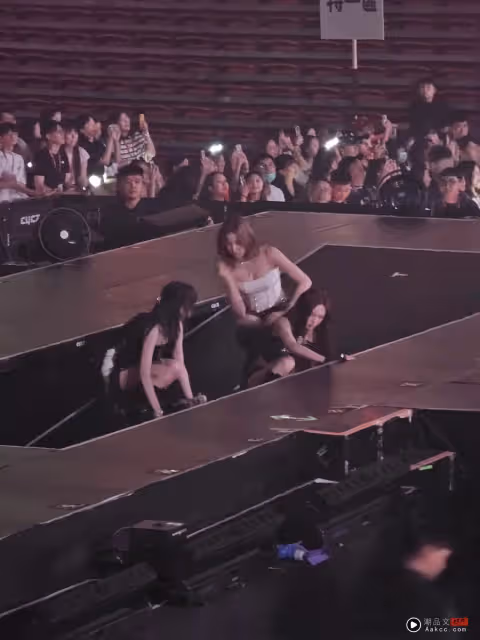 BABYMONSTER演唱會舞台故障!秒變大型滑梯 粉絲氣炸!