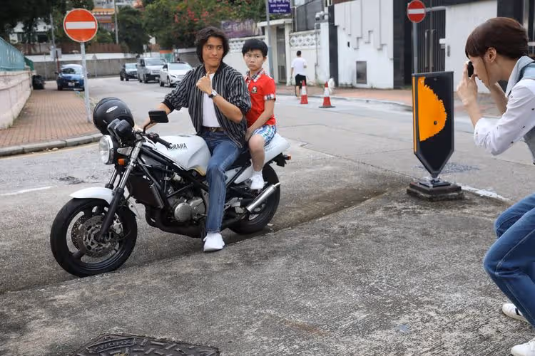 鮑起靜被讚不愧是老戲骨！　香港最型星二代首與老爸同台宛如兄弟