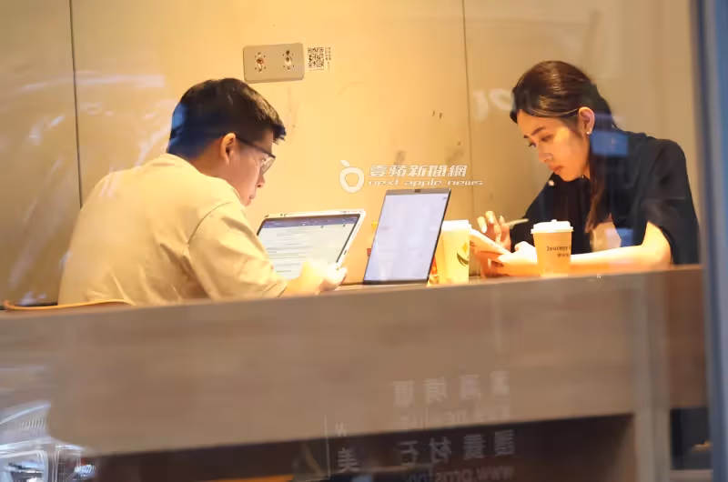 壹蘋10點強打｜主播王乃伃特斯拉內約會90分鐘　被機師男友甜撲！（狗仔直擊）