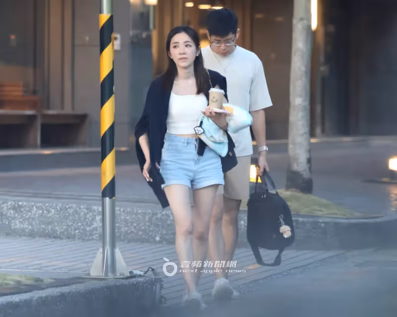 壹蘋10點強打｜主播王乃伃特斯拉內約會90分鐘　被機師男友甜撲！（狗仔直擊）