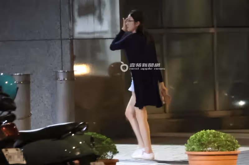 壹蘋10點強打｜主播王乃伃特斯拉內約會90分鐘　被機師男友甜撲！（狗仔直擊）