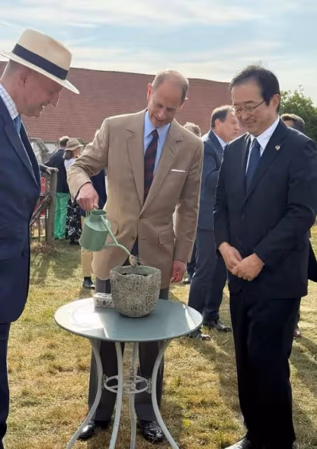 愛德華王子加國街頭「神級擁抱」，引發王室新風潮！