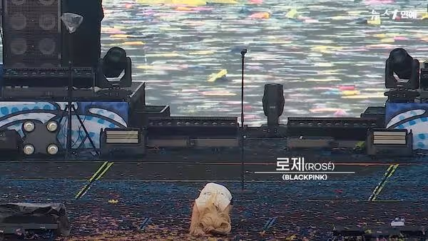 ROSÉ演唱會唱到一半突下跪行大禮！　「告白粉絲哽咽哭了」真心話惹淚崩
