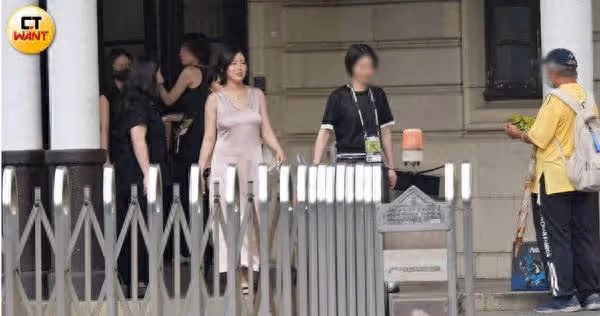 劉品言「頂5個月孕肚」燦笑現身！專車司機接送…一看老公連晨翔