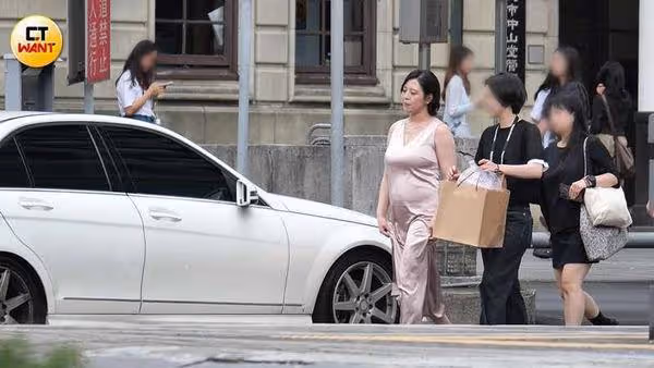 劉品言「頂5個月孕肚」燦笑現身！專車司機接送…一看老公連晨翔