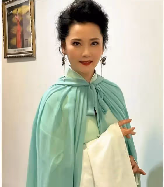 62歲何賽飛上山挖野菜,蹲地上扒了一籃子地皮菜,用雞蛋炒香迷糊