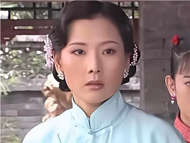 62歲何賽飛上山挖野菜,蹲地上扒了一籃子地皮菜,用雞蛋炒香迷糊