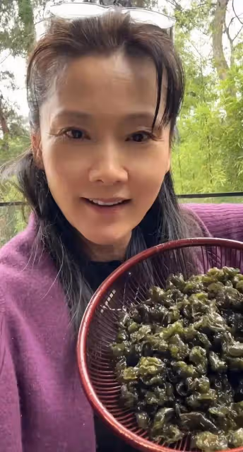 62歲何賽飛上山挖野菜,蹲地上扒了一籃子地皮菜,用雞蛋炒香迷糊