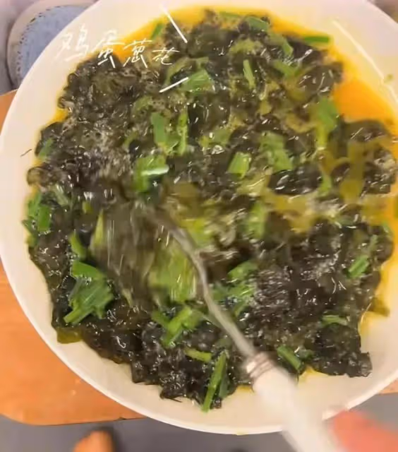 62歲何賽飛上山挖野菜,蹲地上扒了一籃子地皮菜,用雞蛋炒香迷糊
