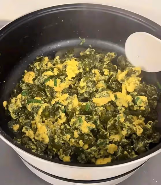 62歲何賽飛上山挖野菜,蹲地上扒了一籃子地皮菜,用雞蛋炒香迷糊