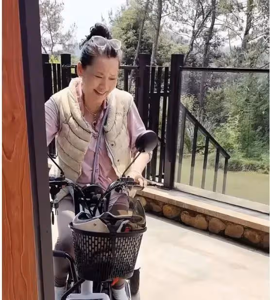 62歲何賽飛上山挖野菜,蹲地上扒了一籃子地皮菜,用雞蛋炒香迷糊
