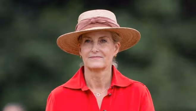 蘇菲公爵夫人紅裙吸睛,露易絲女爵駕馬車驚艷全場!