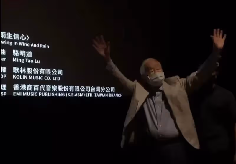 野生張忠謀現身電影院！3度停下舉手致意成最強彩蛋