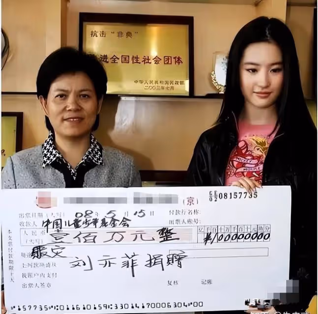 為什麼趙麗穎不合群被誇劉亦菲不合群被罵？外交部的評價一針見血