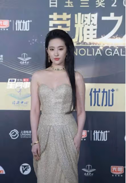 為什麼趙麗穎不合群被誇劉亦菲不合群被罵？外交部的評價一針見血