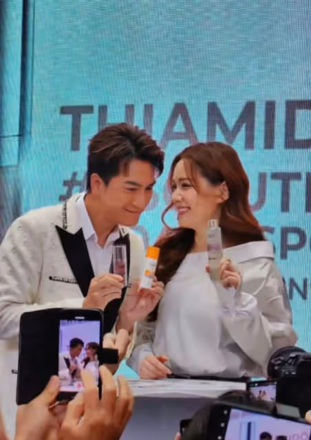 TVB嬌妻女星與視帝老公合體現身活動！穿寬鬆上衣身形圓潤再傳有喜！火速發文回應！