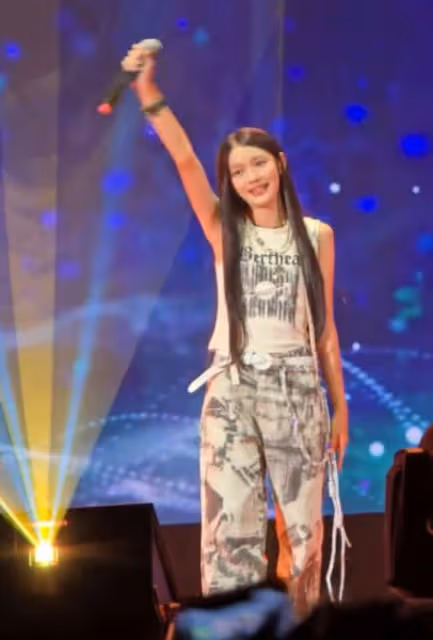 62歲羅嘉良廣州開唱引回憶殺！12歲女兒驚喜獻唱，星味十足笑容最像爸爸
