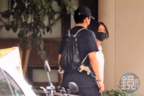 王大陸服役難得二人世界 直播主女友「一路牽手貼貼」陪到回營區