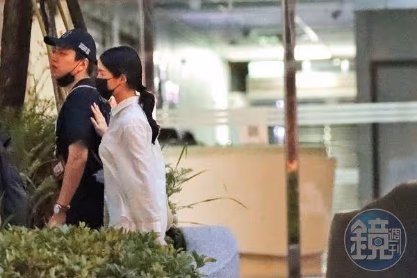 王大陸服役難得二人世界 直播主女友「一路牽手貼貼」陪到回營區