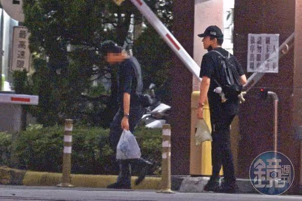 王大陸服役難得二人世界 直播主女友「一路牽手貼貼」陪到回營區