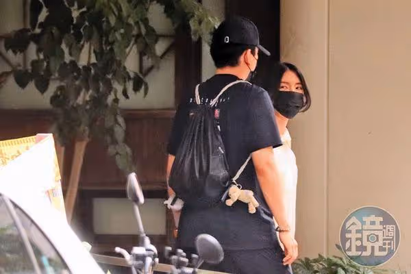 王大陸服役難得二人世界！主播女友「一路牽手貼貼」陪到回營區