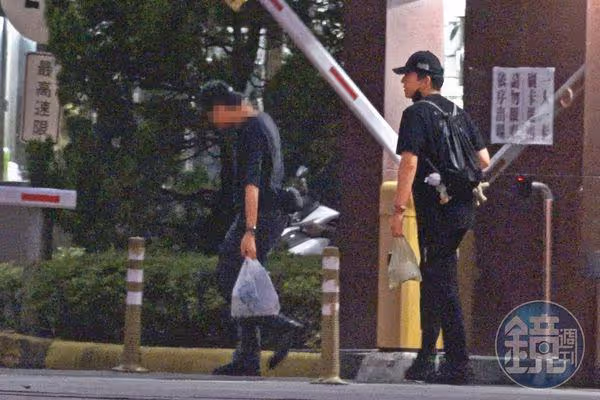 王大陸服役難得二人世界！主播女友「一路牽手貼貼」陪到回營區